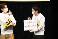 回答する男性ブランコ浦井（右）とその回答に好感を示すアインシュタイン河井（左）。