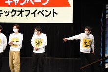 スベりの対処法として相方に任せる男性ブランコ平井（右）。