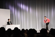 演技中の守谷日和（右）と司会の藤崎マーケット田崎（左）。