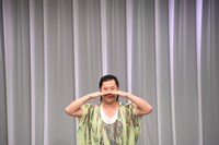 「悲しみ」を表現するとにかく明るい安村。