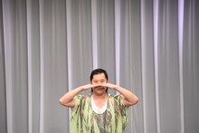 「悲しみ」を表現するとにかく明るい安村。