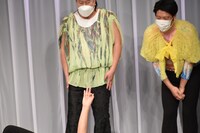 「咲く」さまを表現するガリットチュウ熊谷茶。