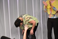 「咲く」さまを表現するガリットチュウ熊谷茶。