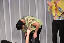 「咲く」さまを表現するガリットチュウ熊谷茶。