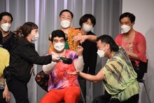 “表現”に夢中でヘッドホンを受け取らないとにかく明るい安村。