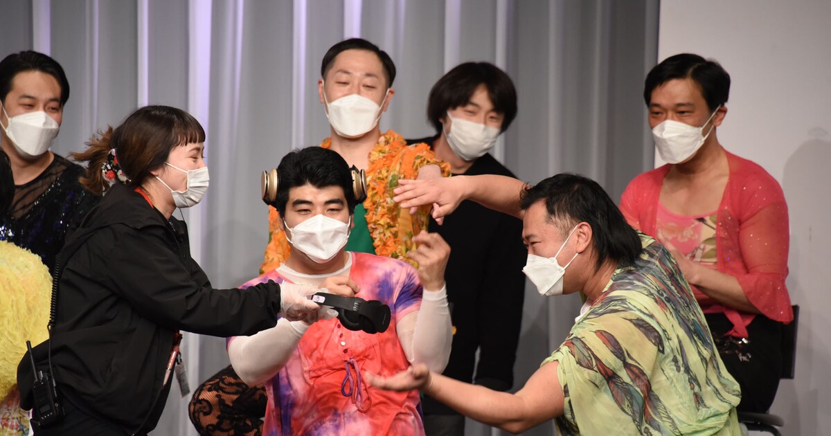 “表現”に夢中でヘッドホンを受け取らないとにかく明るい安村。 [画像ギャラリー 4/30] - お笑いナタリー