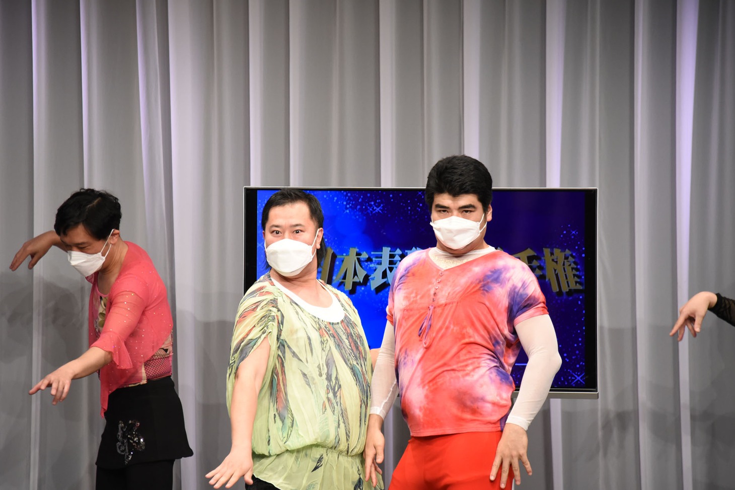 真剣な目をするとにかく明るい安村とインポッシブルひるちゃん。