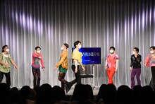 すれ違いや回り道を表現するインポッシブルえいじと藤崎マーケット・トキ。