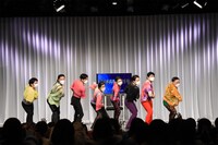 観客も「タッチ」に参加。