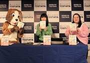 左から犬の着ぐるみを着用したつづ井、酒寄希望、田辺智加。