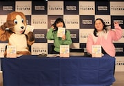 左から犬の着ぐるみを着用したつづ井、酒寄希望、田辺智加。