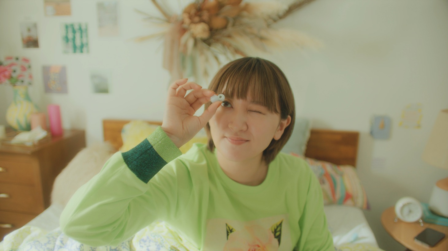 ワイヤレスヘッドホン「LinkBuds」の“擬似体験型スペシャルムービー”に出演するラランド・サーヤ。