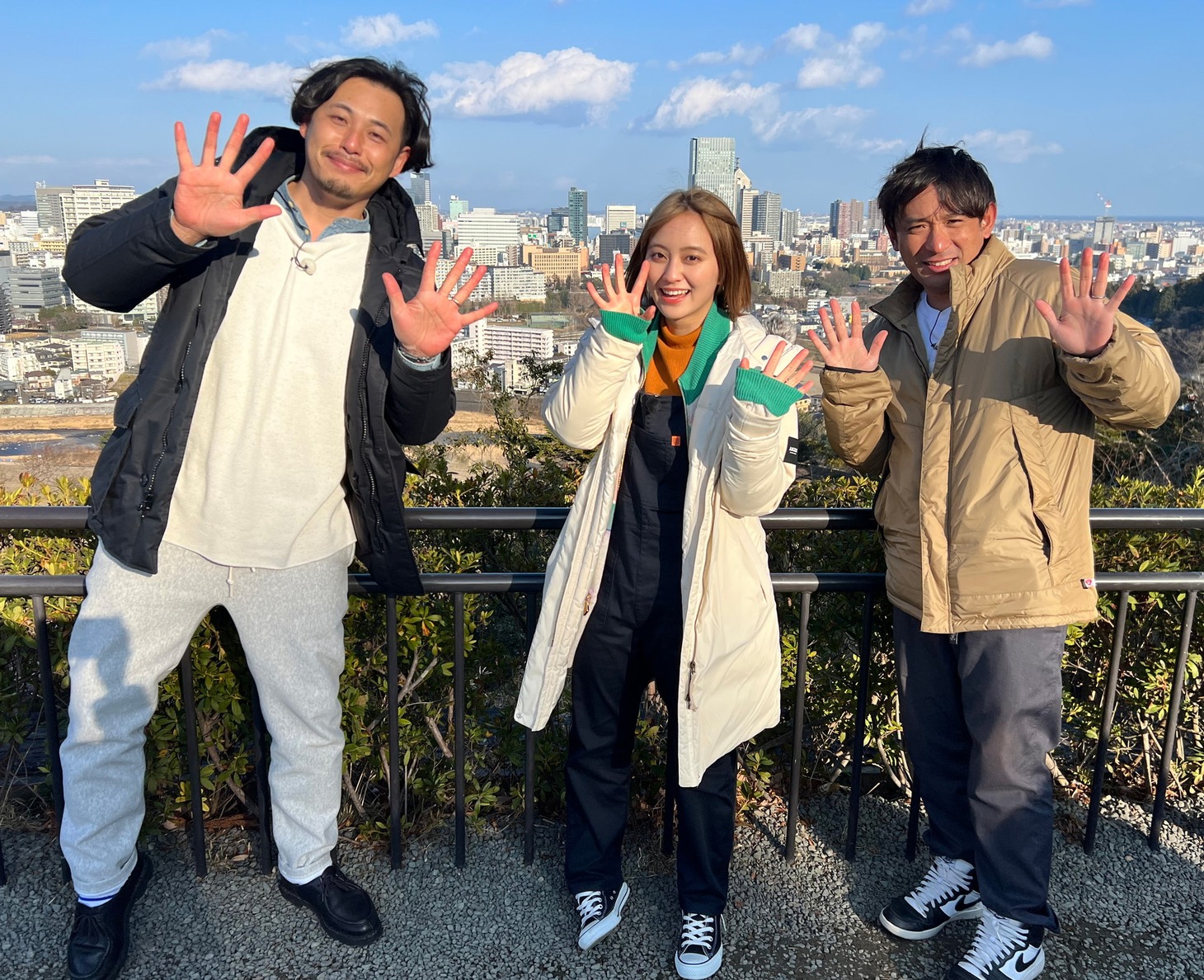 アルコ＆ピースと岡田結実（中央）。(c)ミヤギテレビ