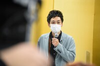 会見冒頭、挨拶するとろサーモン村田。