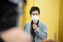 会見冒頭、挨拶するとろサーモン村田。