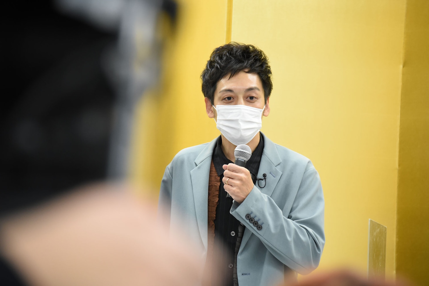 会見冒頭、挨拶するとろサーモン村田。