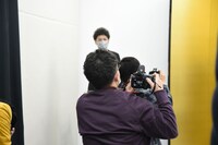 ファインダーを覗くことなくシャッターを切るダイアン・ユースケ。