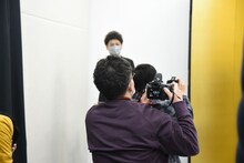 ファインダーを覗くことなくシャッターを切るダイアン・ユースケ。