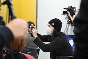 ファインダーを覗くことなくシャッターを切るダイアン・ユースケを撮影する中山功太。