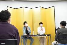 木原実優を妻の代役に立てて行われたとろサーモン村田の結婚記者会見の様子。