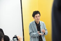 妻が再現したくれたおぐらのチキン南蛮を食べたときの顔を披露するとろサーモン村田。