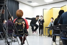 二重跳びで祝福を表現するとろサーモン久保田。