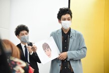 自身で描いた妻の似顔絵を披露するとろサーモン村田。