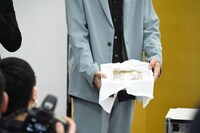 包みの中身は現金300万円だった。