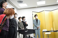 ほぼ面識のないオッパショ石・広田のラップを聞く一同。