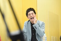 念入りに歯を磨くさまを再現するとろサーモン村田。