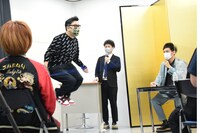 真剣に二重跳びにチャレンジするとろサーモン久保田。