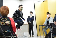 真剣に二重跳びにチャレンジするとろサーモン久保田。