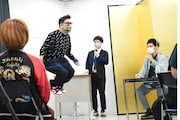 真剣に二重跳びにチャレンジするとろサーモン久保田。