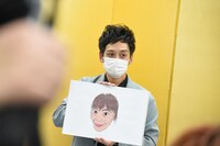 自身が描いた妻の似顔絵を披露するとろサーモン村田。