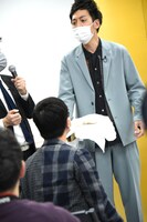 ご祝儀の金額にうろたえるとろサーモン村田。