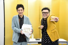 とろサーモン。ご祝儀300万円を受け取った村田（左）、贈った久保田（右）。