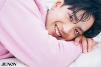 「JUNON」2022年4月号より、黒羽麻璃央。