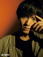 「JUNON」2022年4月号より、⾚楚衛⼆。