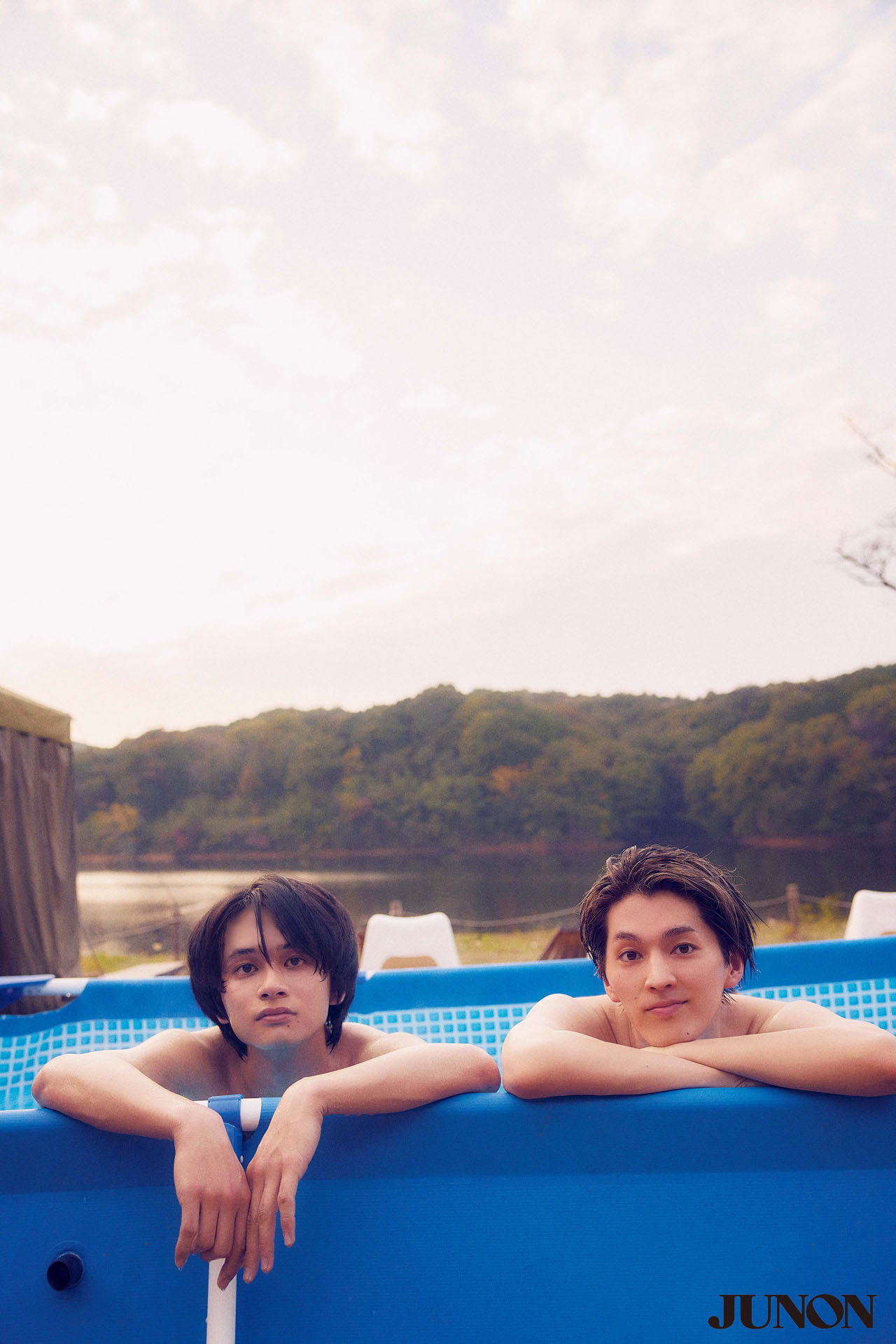 「JUNON」2022年4月号より、北村匠海と⽮部昌暉。