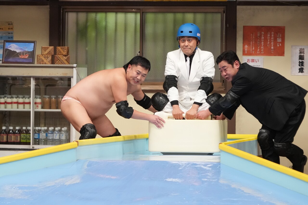 「人間カーリング」に挑む、とにかく明るい安村（左）と錦鯉。(c)フジテレビ