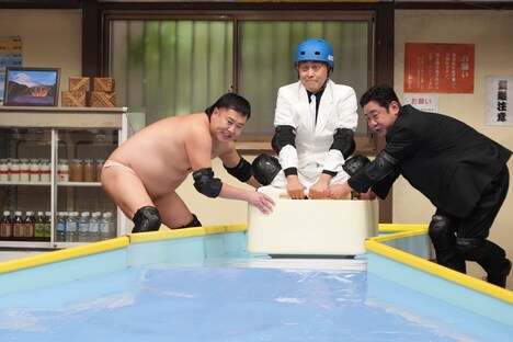 「人間カーリング」に挑む、とにかく明るい安村(左)と錦鯉。(c)フジテレビ