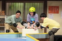 （左から）ハナコ菊田、霜降り明星・粗品、ハナコ秋山。(c)フジテレビ