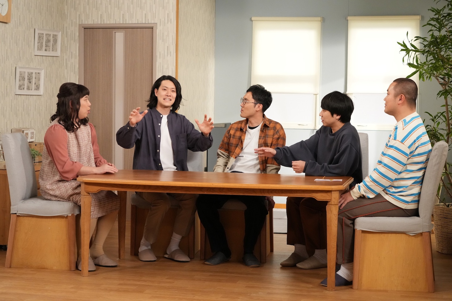「新しいカギ」に出演する（左から）霜降り明星とハナコ。(c)フジテレビ