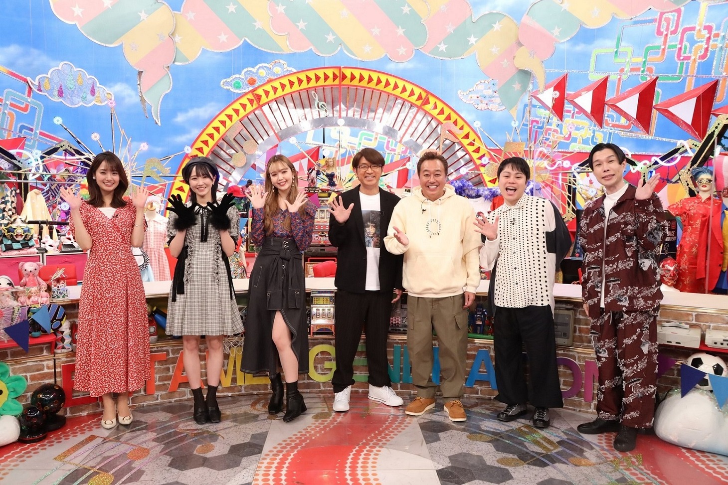 「日バラ8『これが定番！世代別ベストアニメ エンタメジェネレーション』」に出演する（左から）井上清華アナ、野口衣織、藤田ニコル、さまぁ～ず、NON STYLE井上、ハライチ岩井。(c)フジテレビ