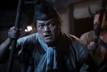 カミナリまなぶ扮する権三。