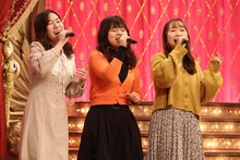 トム・ブラウンと共演するPLUS Unison.メンバー。(c)フジテレビ