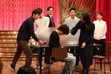 ロバート山本（左端）(c)フジテレビ