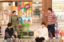 番組内で揉める、やす子（後列左）とFUJIWARA藤本（後列右）。(c)フジテレビ