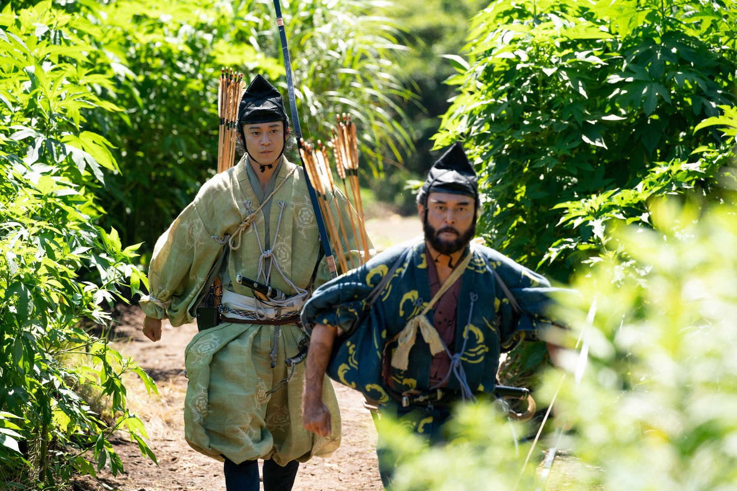 交渉に向かう北条義時（小栗旬）と和田義盛（横田栄司）。