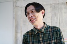 撮影中のハライチ岩井。